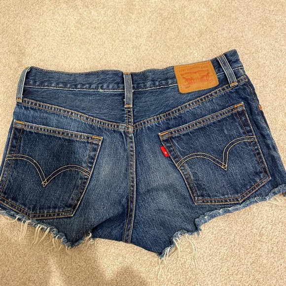 Levi’s dark wash denim shorts - Picture 2 of 2
